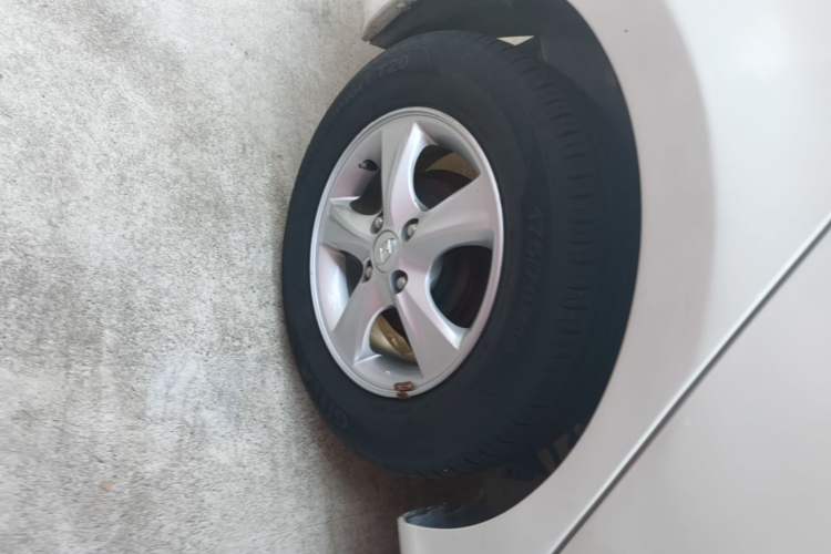 Used Hyundai Verna (older generation) 2014 1.4L Automatic Smart GLS Right Rear Wheel Hub