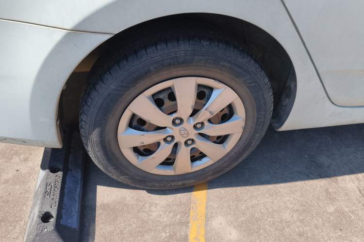 Used Hyundai Verna (older generation) 2014 1.4L Manual Smart GLS Trim Right Rear Wheel Hub