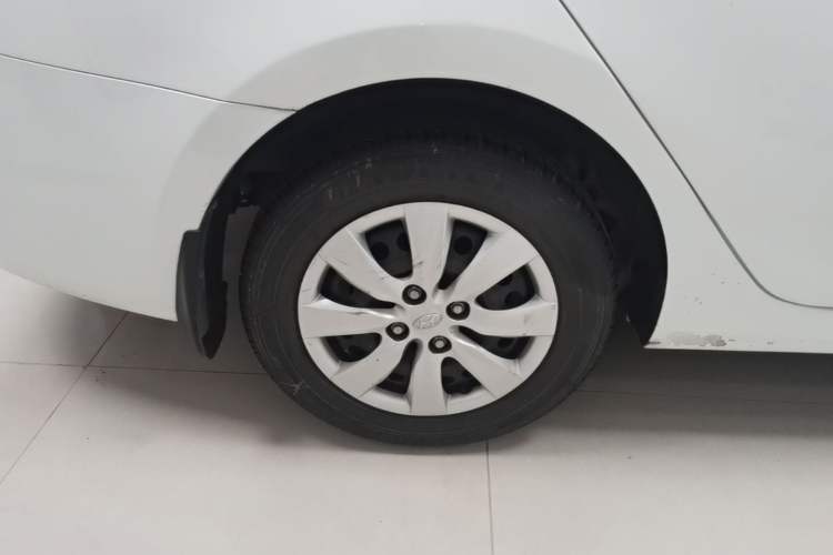 Used Hyundai Verna (older generation) 2014 1.4L Manual Smart GLS Trim Right Rear Wheel Hub