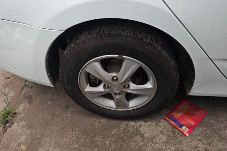 Used Hyundai Verna (older generation) 2014 1.4L Automatic Leading-Edge GLX Right Rear Wheel Hub
