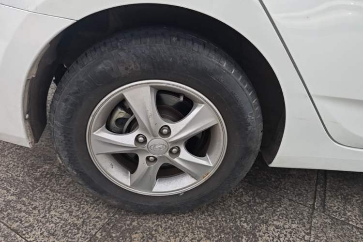 Used Hyundai Verna (older generation) 2014 1.4L Automatic Leading-Edge GLX Right Rear Wheel Hub