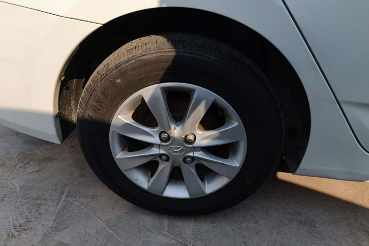 Used Hyundai Verna (older generation) 2014 1.4L Manual Smart GLS Trim Right Rear Wheel Hub