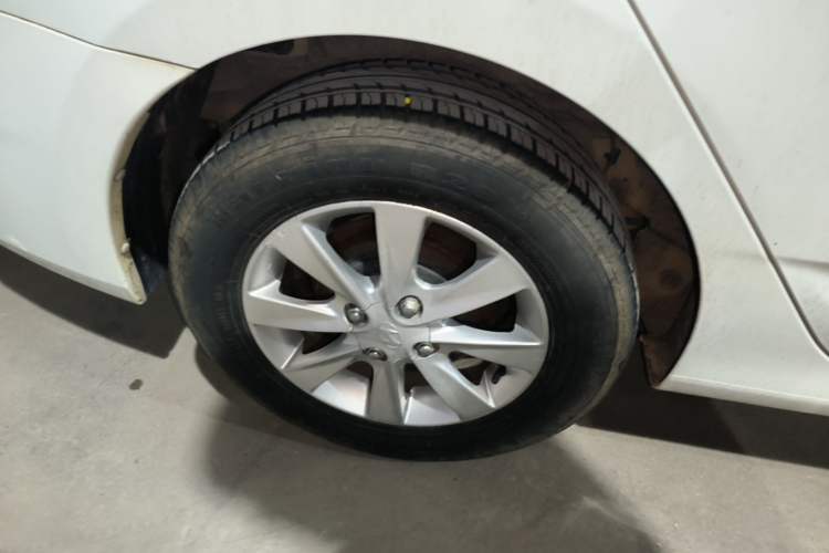 Used Hyundai Verna (older generation) 2014 1.4L Manual Smart GLS Trim Right Rear Wheel Hub