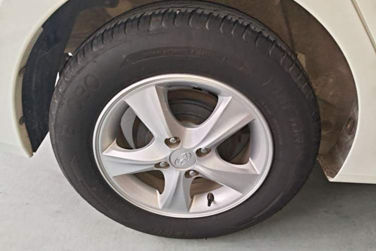 Used Hyundai Verna (older generation) 2014 1.4L Automatic Smart GLS Right Rear Wheel Hub