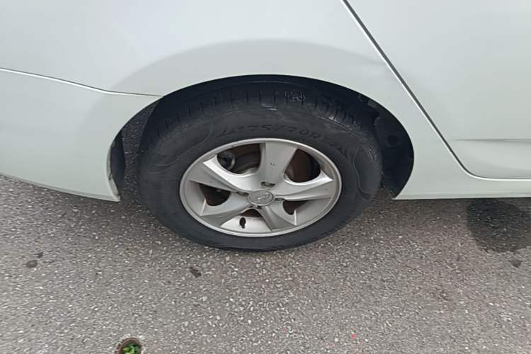 Used Hyundai Verna (older generation) 2014 1.4L Automatic Smart GLS Right Rear Wheel Hub