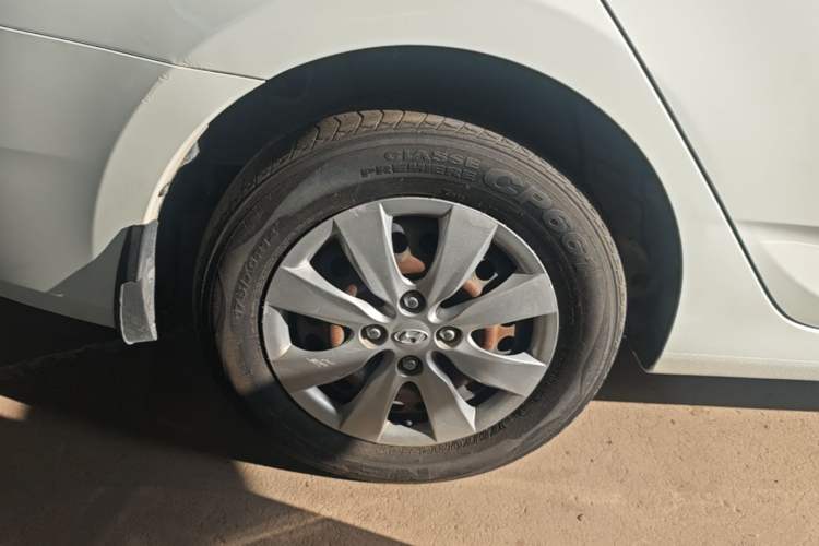 Used Hyundai Verna (older generation) 2014 1.4L Manual Smart GLS Trim Right Rear Wheel Hub