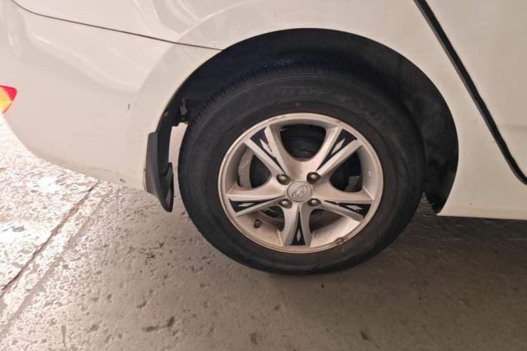 Used Hyundai Verna (older generation) 2014 1.4L Automatic Smart GLS Right Rear Wheel Hub