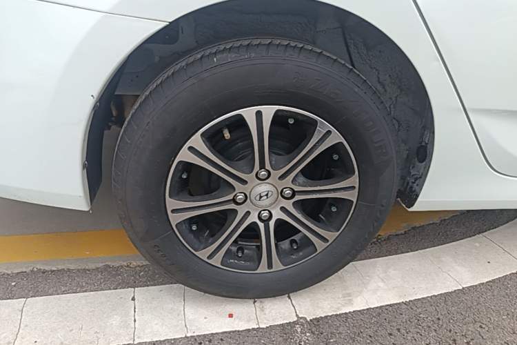 Used Hyundai Verna (older generation) 2014 1.4L Manual Smart GLS Trim Right Rear Wheel Hub