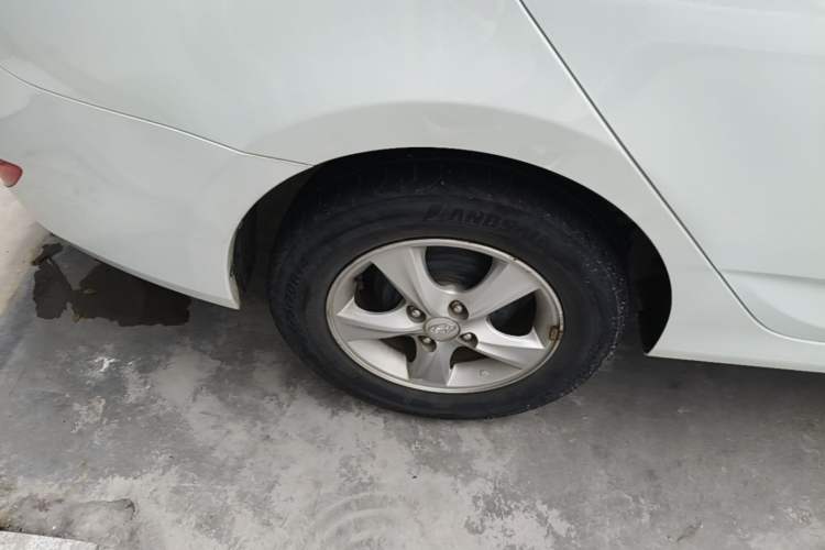 Used Hyundai Verna (older generation) 2014 1.4L Automatic Smart GLS Right Rear Wheel Hub