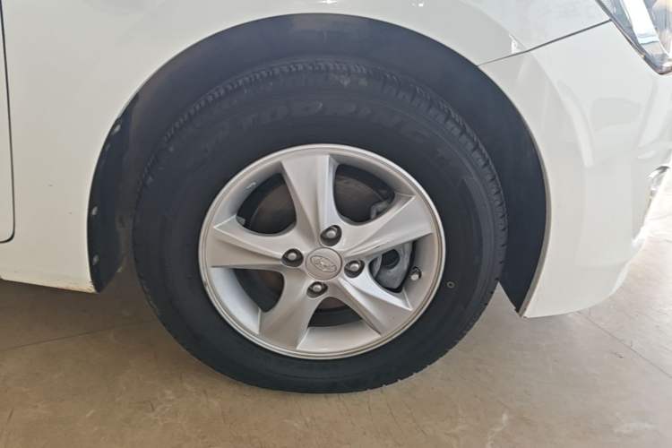 Used Hyundai Verna (older generation) 2014 1.4L Automatic Smart GLS Right Rear Wheel Hub