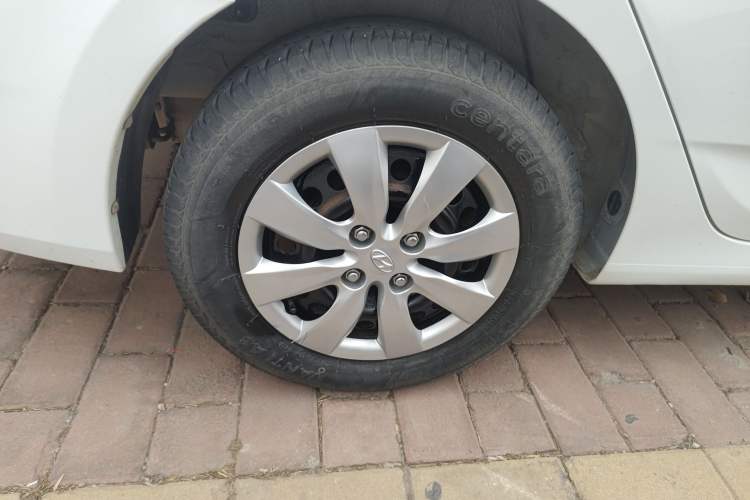 Used Hyundai Verna (older generation) 2014 1.4L Manual Smart GLS Trim Right Rear Wheel Hub
