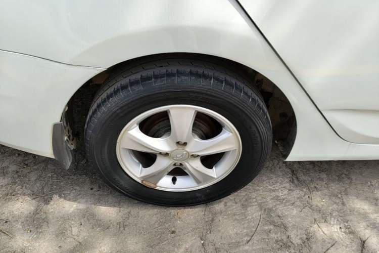 Used Hyundai Verna (older generation) 2014 1.4L Automatic Smart GLS Right Rear Wheel Hub
