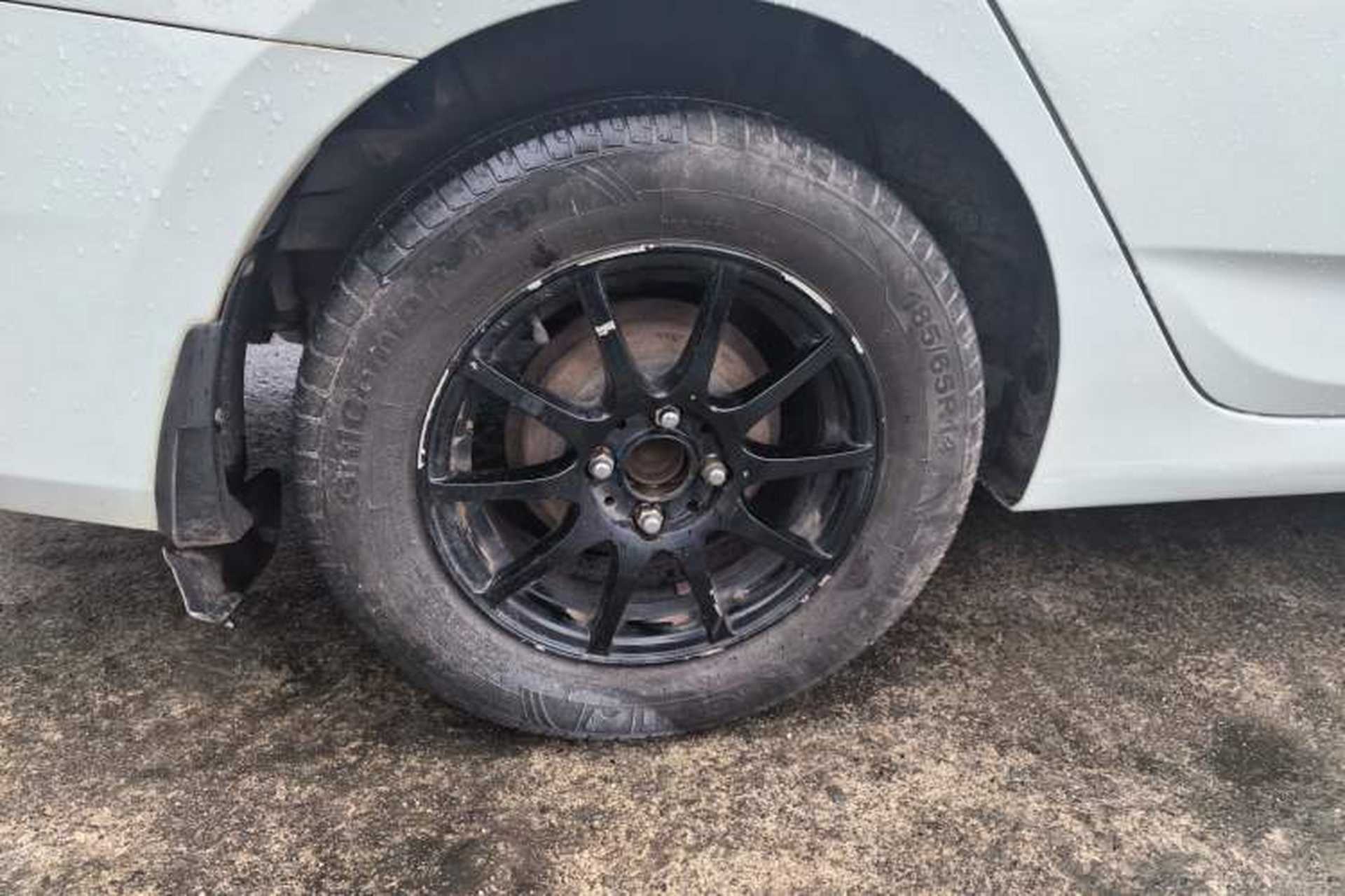 Used Hyundai Verna (older generation) 2014 1.4L Manual Smart GLS Trim Right Rear Wheel Hub