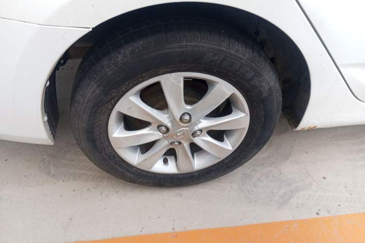 Used Hyundai Verna (older generation) 2014 1.4L Manual Smart GLS Trim Right Rear Wheel Hub