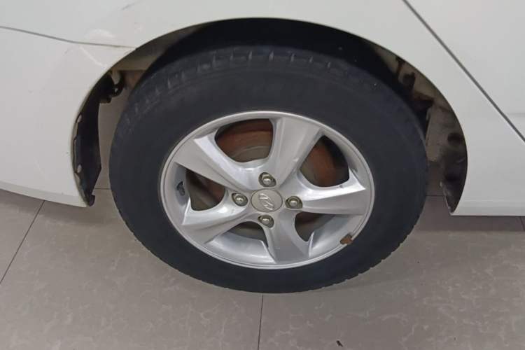 Used Hyundai Verna (older generation) 2014 1.4L Manual Smart GLS Trim Right Rear Wheel Hub
