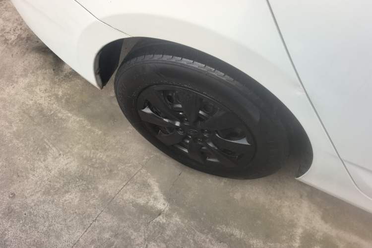 Used Hyundai Verna (older generation) 2014 1.4L Manual Smart GLS Trim Right Rear Wheel Hub