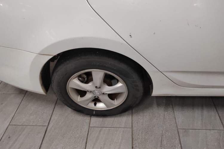 Used Hyundai Verna (older generation) 2014 1.4L Automatic Leading-Edge GLX Right Rear Wheel Hub