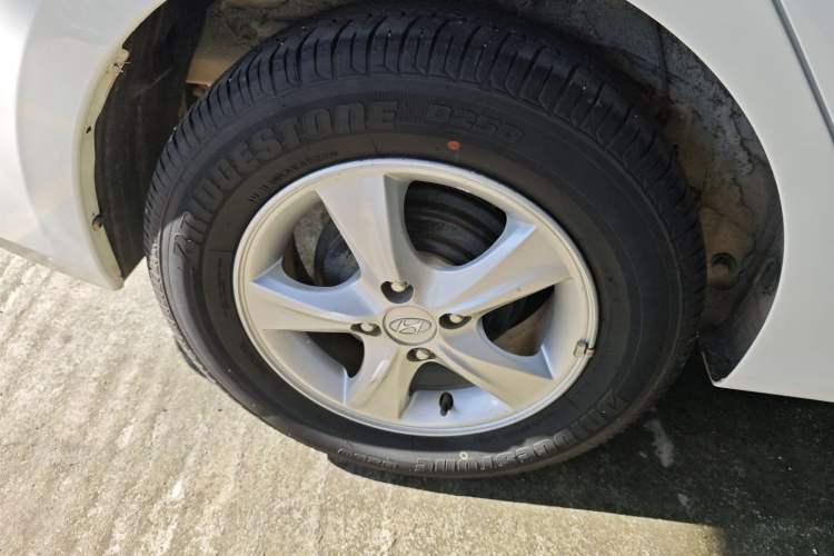 Used Hyundai Verna (older generation) 2014 1.4L Automatic Smart GLS Right Rear Wheel Hub