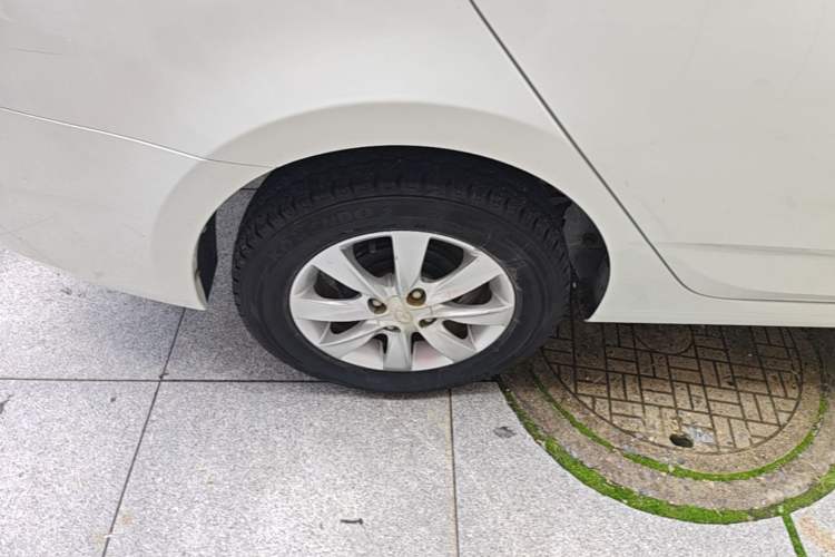 Used Hyundai Verna (older generation) 2014 1.4L Manual Smart GLS Trim Right Rear Wheel Hub