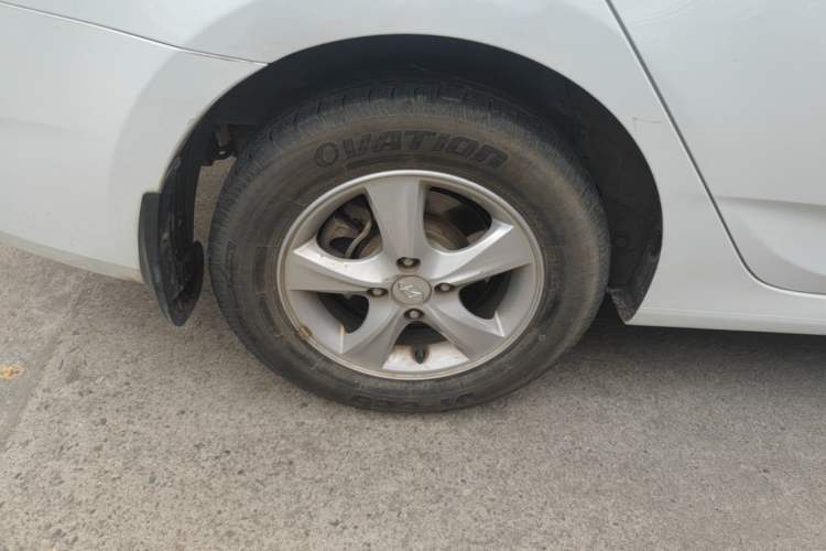 Used Hyundai Verna (older generation) 2014 1.4L Manual Smart GLS Trim Right Rear Wheel Hub
