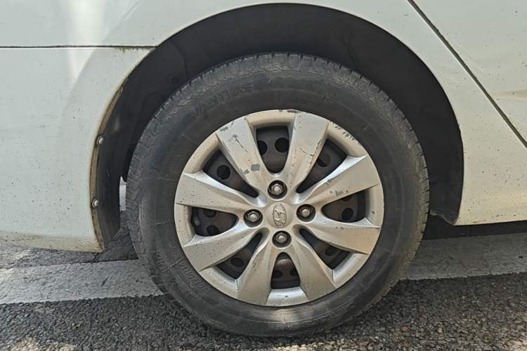 Used Hyundai Verna (older generation) 2014 1.4L Manual Smart GLS Trim Right Rear Wheel Hub