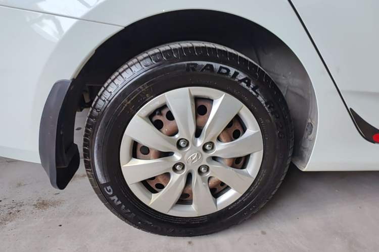 Used Hyundai Verna (older generation) 2014 1.4L Manual Smart GLS Trim Right Rear Wheel Hub