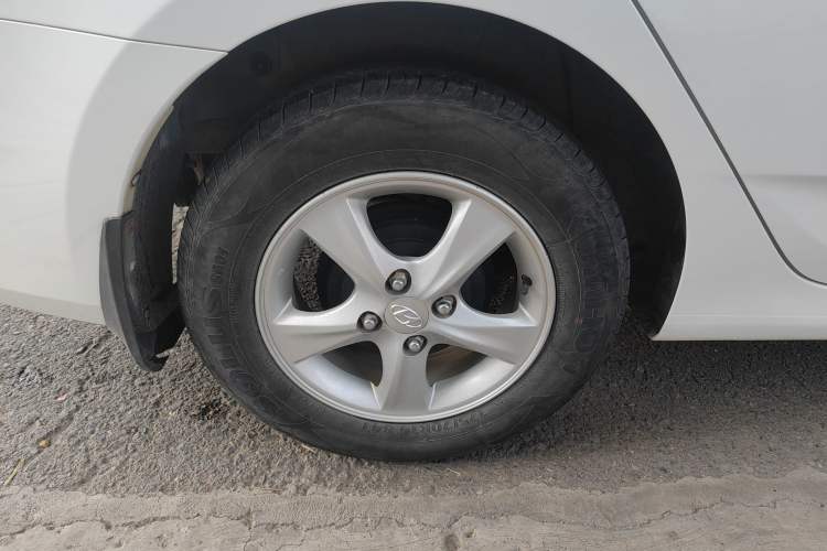 Used Hyundai Verna (older generation) 2014 1.4L Manual Smart GLS Trim Right Rear Wheel Hub