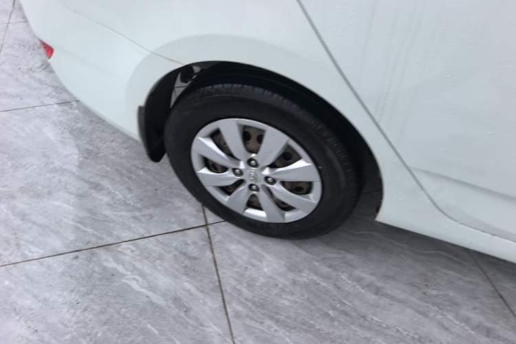 Used Hyundai Verna (older generation) 2014 1.4L Manual Smart GLS Trim Right Rear Wheel Hub