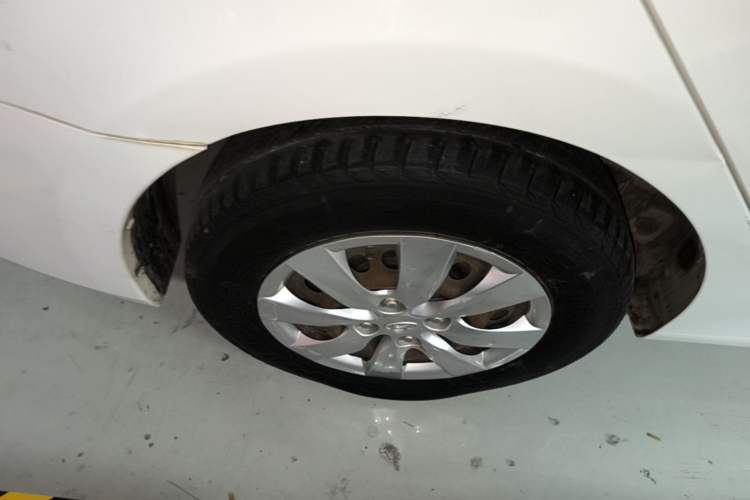 Used Hyundai Verna (older generation) 2014 1.4L Manual Smart GLS Trim Right Rear Wheel Hub