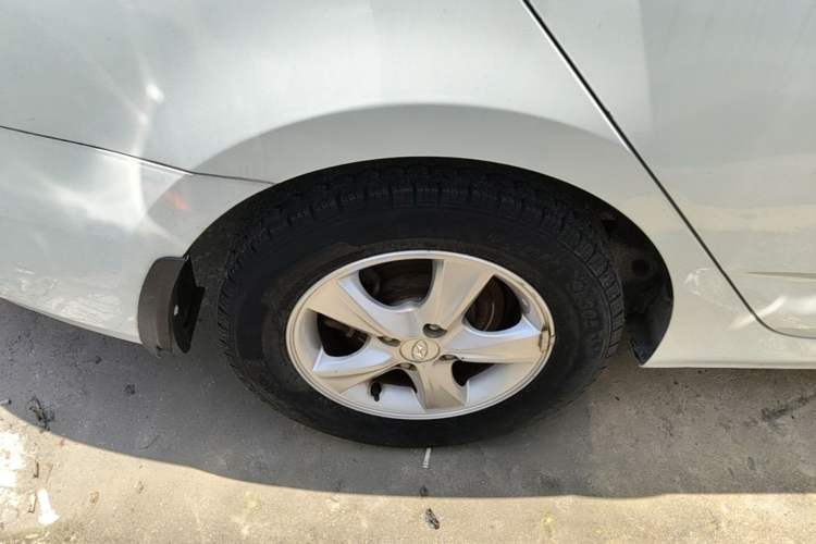 Used Hyundai Verna (older generation) 2014 1.4L Manual Smart GLS Trim Right Rear Wheel Hub