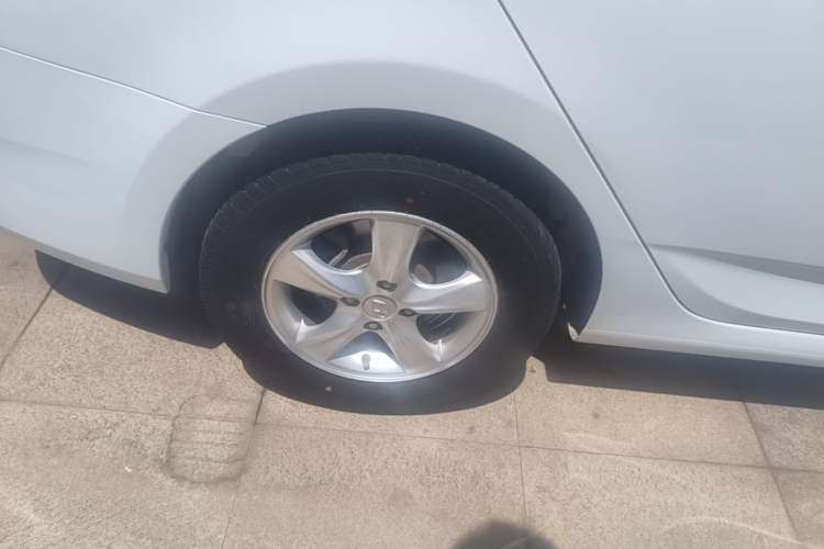 Used Hyundai Verna (older generation) 2014 1.4L Manual Smart GLS Trim Right Rear Wheel Hub