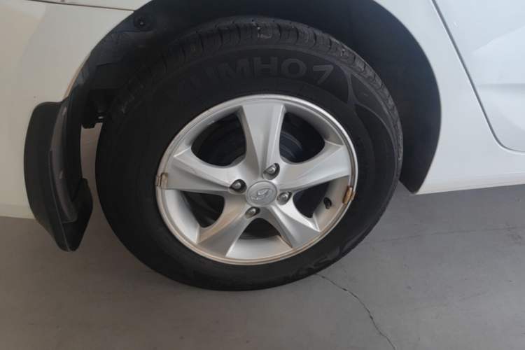 Used Hyundai Verna (older generation) 2014 1.4L Automatic Smart GLS Right Rear Wheel Hub