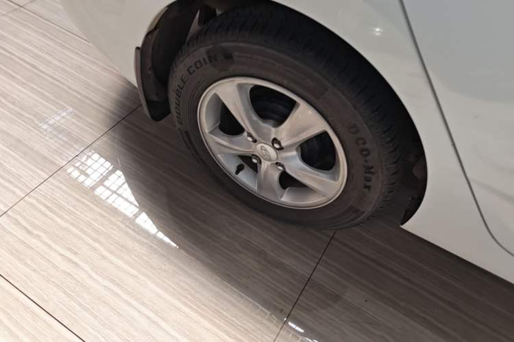 Used Hyundai Verna (older generation) 2014 1.4L Manual Smart GLS Trim Right Rear Wheel Hub