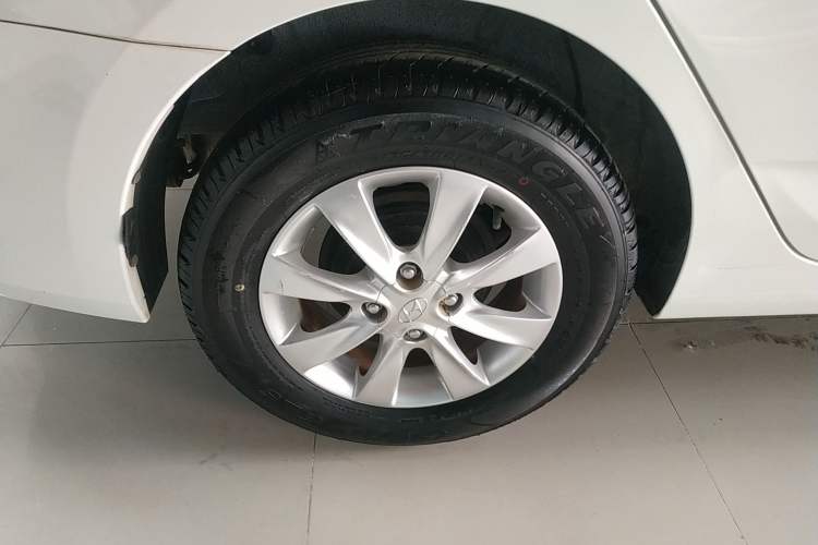 Used Hyundai Verna (older generation) 2014 1.4L Manual Smart GLS Trim Right Rear Wheel Hub