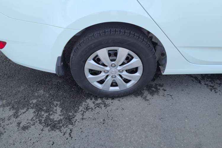 Used Hyundai Verna (older generation) 2014 1.4L Manual Smart GLS Trim Right Rear Wheel Hub