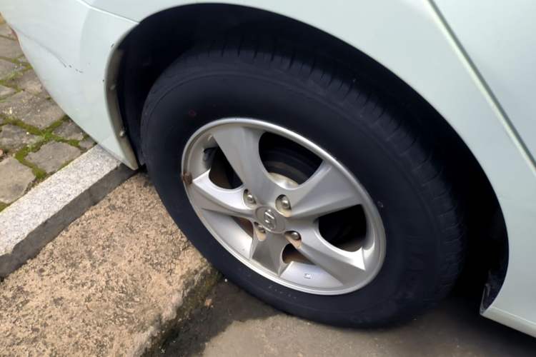Used Hyundai Verna (older generation) 2014 1.4L Automatic Smart GLS Right Rear Wheel Hub