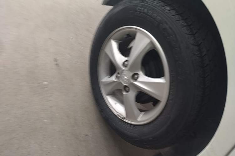 Used Hyundai Verna (older generation) 2014 1.4L Automatic Smart GLS Right Rear Wheel Hub