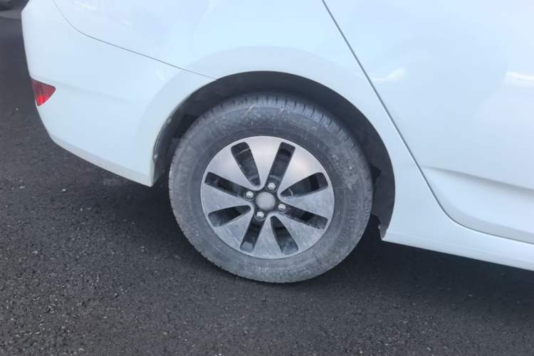 Used Hyundai Verna (older generation) 2014 1.4L Manual Smart GLS Trim Right Rear Wheel Hub