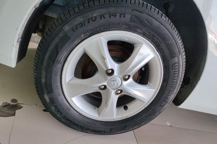 Used Hyundai Verna (older generation) 2014 1.4L Automatic Smart GLS Right Rear Wheel Hub