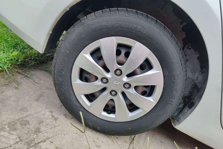Used Hyundai Verna (older generation) 2014 1.4L Manual Smart GLS Trim Right Rear Wheel Hub
