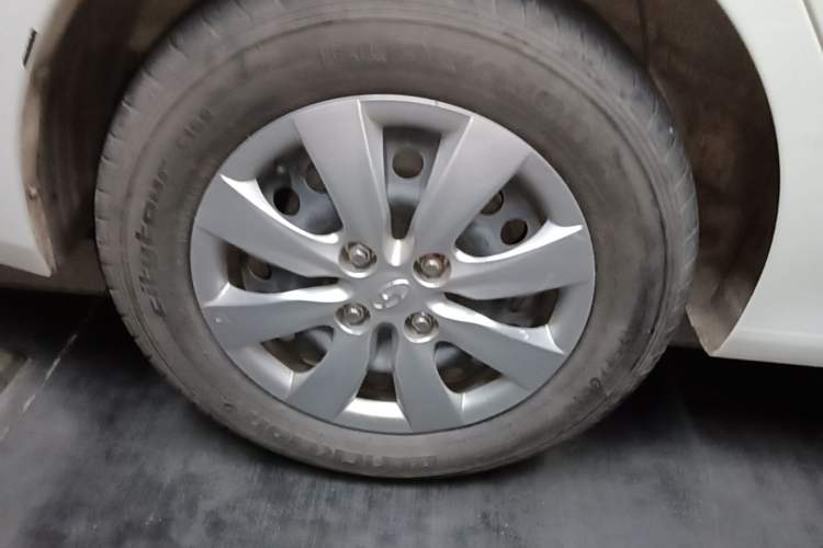 Used Hyundai Verna (older generation) 2014 1.4L Manual Smart GLS Trim Right Rear Wheel Hub