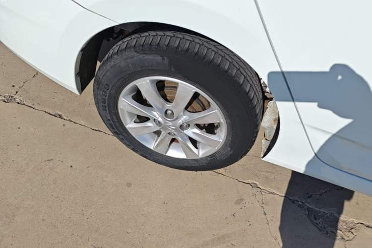 Used Hyundai Verna (older generation) 2014 1.4L Manual Smart GLS Trim Right Rear Wheel Hub