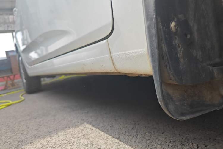 Used Hyundai Verna (older generation) 2014 1.4L Manual Smart GLS Trim Right Side Sill