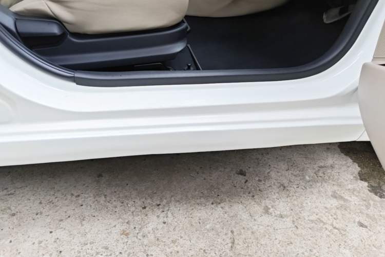 Used Hyundai Verna (older generation) 2014 1.4L Manual Smart GLS Trim Right Side Sill