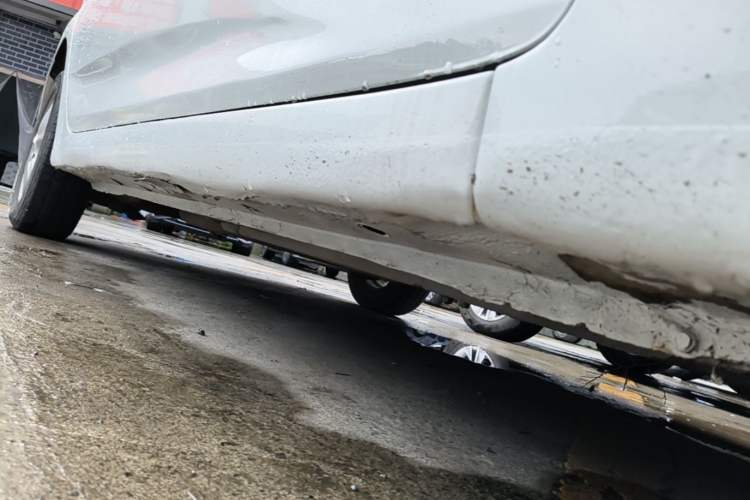Used Hyundai Verna (older generation) 2014 1.4L Automatic Smart GLS Right Side Sill