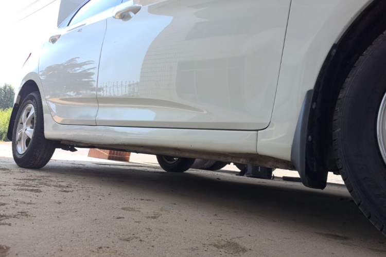 Used Hyundai Verna (older generation) 2014 1.4L Manual Smart GLS Trim Right Side Sill