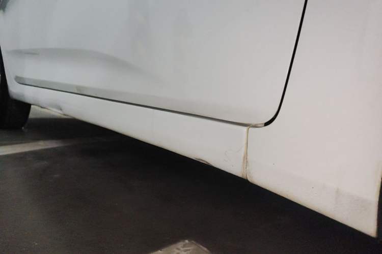 Used Hyundai Verna (older generation) 2014 1.4L Automatic Smart GLS Right Side Sill