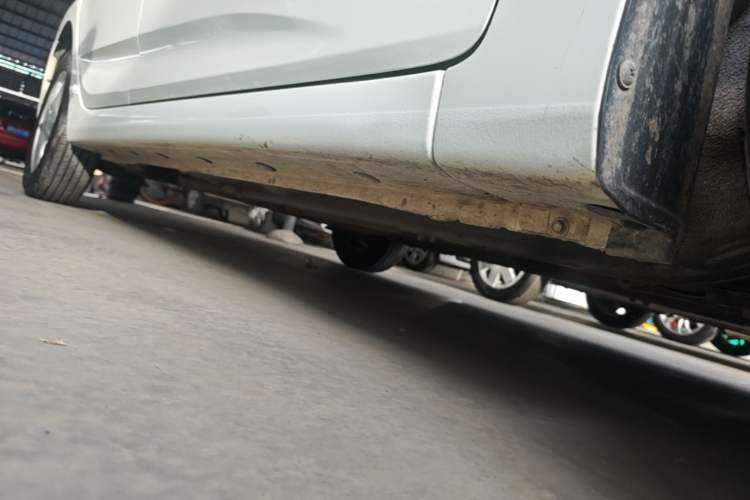 Used Hyundai Verna (older generation) 2014 1.4L Manual Smart GLS Trim Right Side Sill