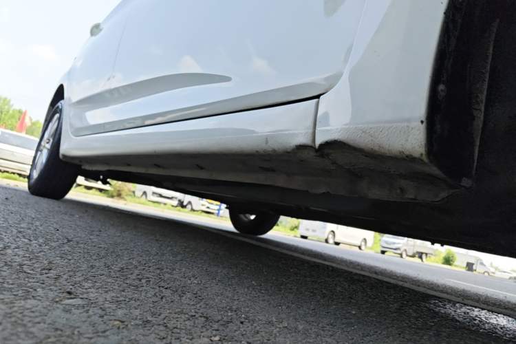 Used Hyundai Verna (older generation) 2014 1.4L Manual Smart GLS Trim Right Side Sill
