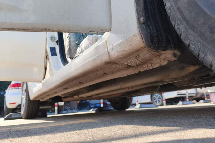 Used Hyundai Verna (older generation) 2014 1.4L Manual Smart GLS Trim Right Side Sill
